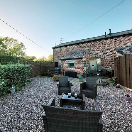 The Old Mill Barn With Hot Tub And Private Use Of Heated Pool Villa Wirral Eksteriør bilde