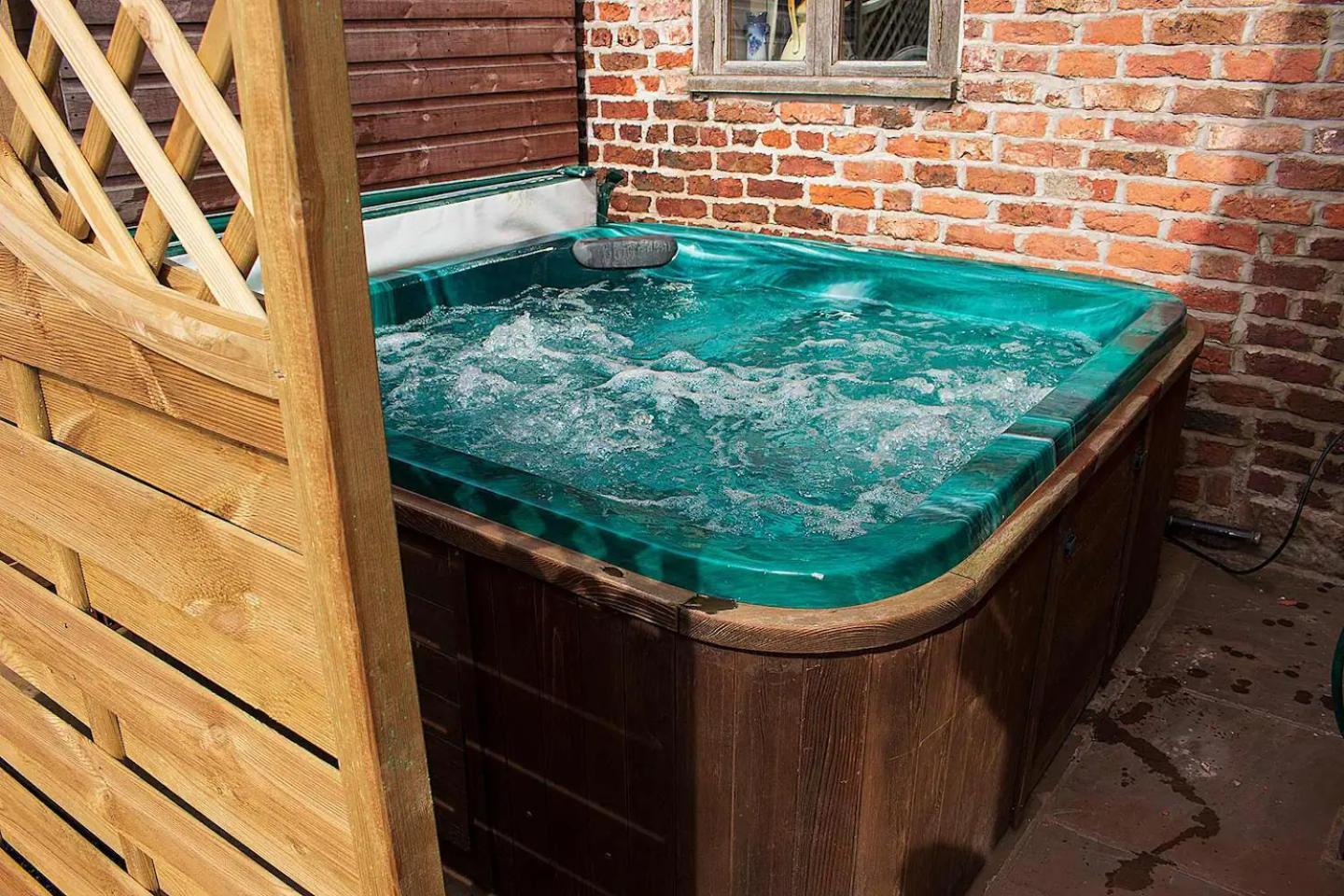 The Old Mill Barn With Hot Tub And Private Use Of Heated Pool Villa Wirral Eksteriør bilde