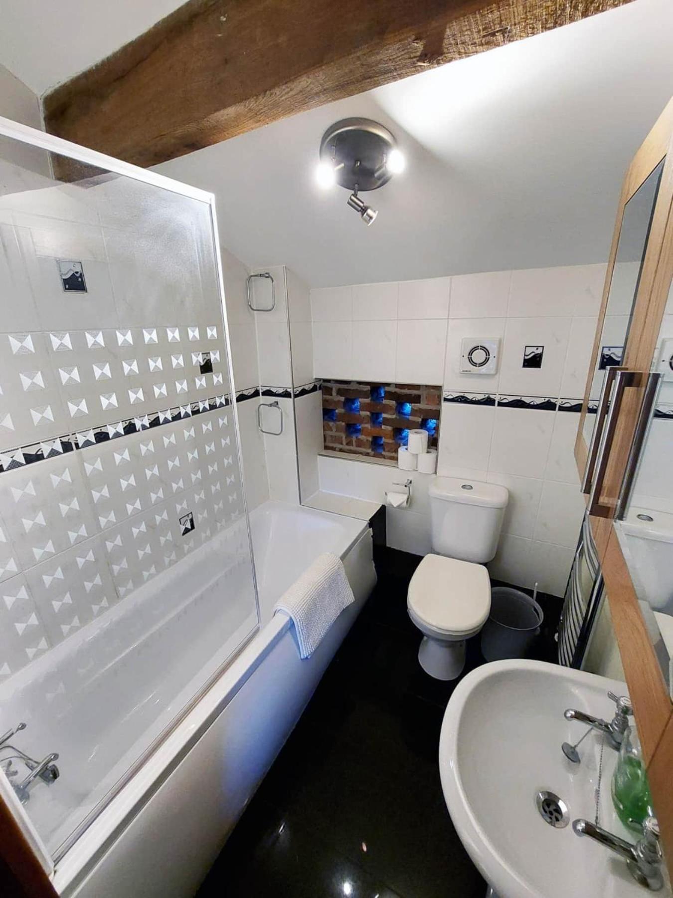 The Old Mill Barn With Hot Tub And Private Use Of Heated Pool Villa Wirral Eksteriør bilde